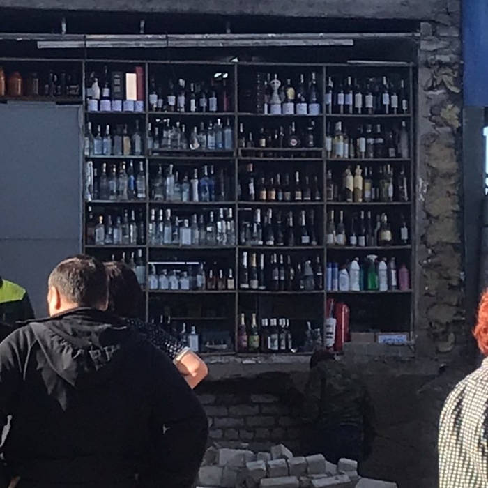 В Семее среди бела дня рухнула стена продуктового магазина, обнажив полки с алкоголем