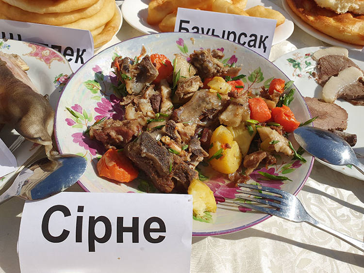 11 дастарханов с казахскими национальными блюдами накрыли сегодня в Шымкенте