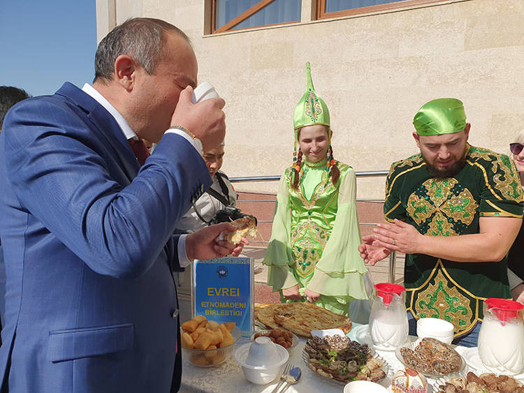 11 дастарханов с казахскими национальными блюдами накрыли сегодня в Шымкенте