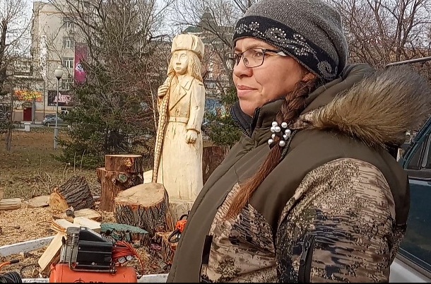 Деревянная скульптура девушки-бойца, которую установили в Семее, вызвала общественный резонанс в соцсетях