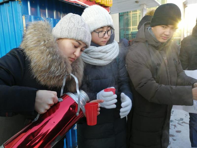 Молодежь Семея напоила горячим чаем коммунальщиков