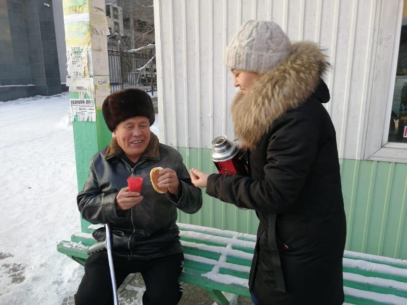 Молодежь Семея напоила горячим чаем коммунальщиков