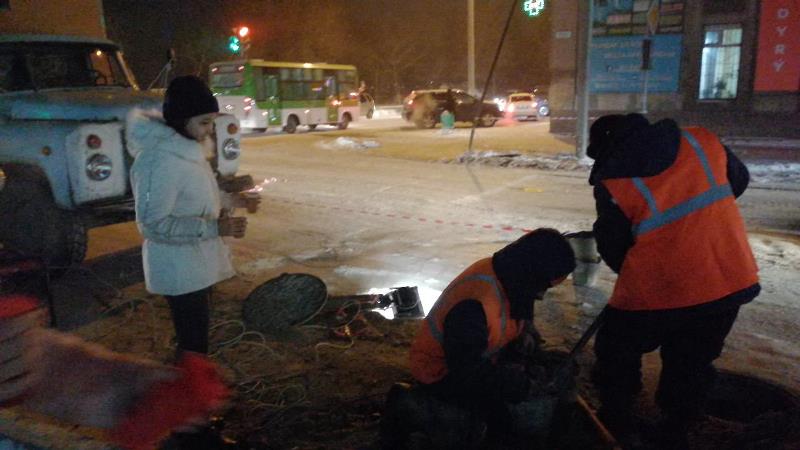 Молодежь Семея напоила горячим чаем коммунальщиков