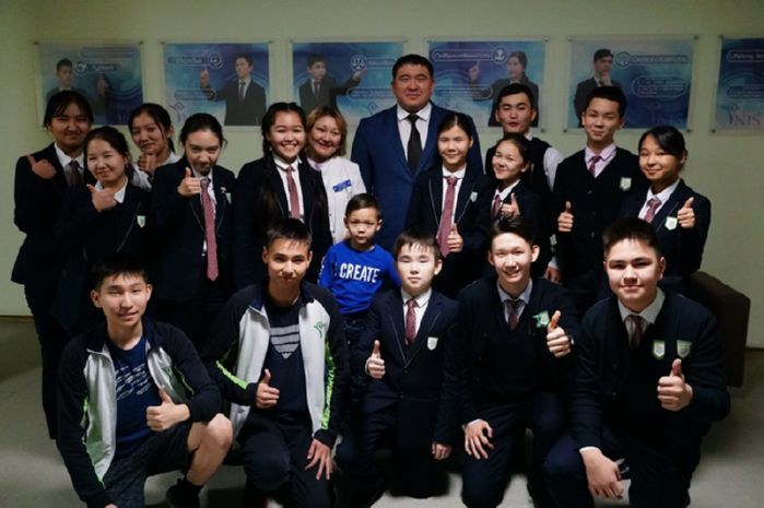 Портрет из шерсти подарили Айбеку Нугымарову школьники Семея