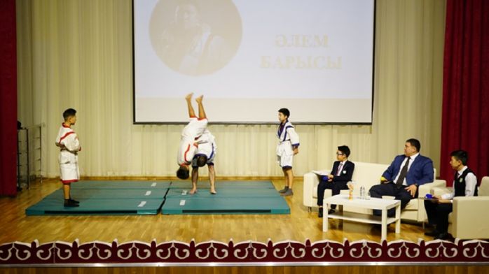 Портрет из шерсти подарили Айбеку Нугымарову школьники Семея