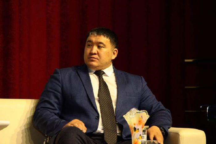 Портрет из шерсти подарили Айбеку Нугымарову школьники Семея
