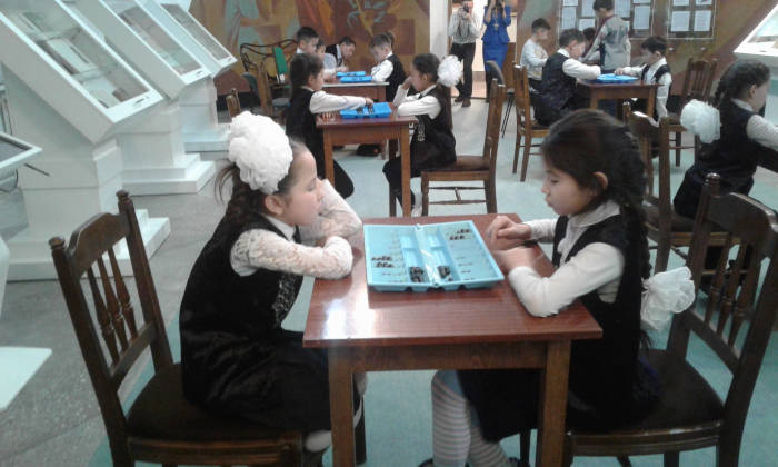 Книгу 1948 года о великом поэте подарили жители Семея музею Абая