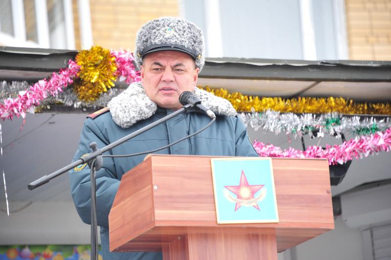 Ледовый городок построили военнослужащие в Семее