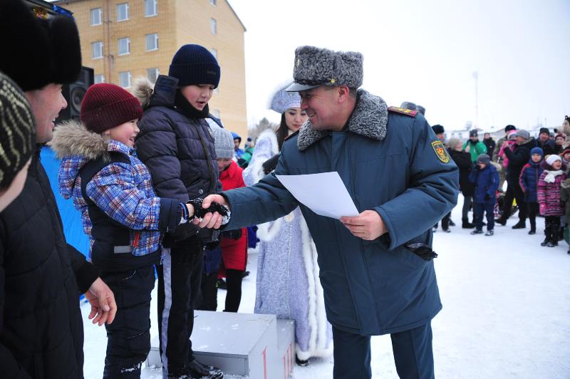 Ледовый городок построили военнослужащие в Семее