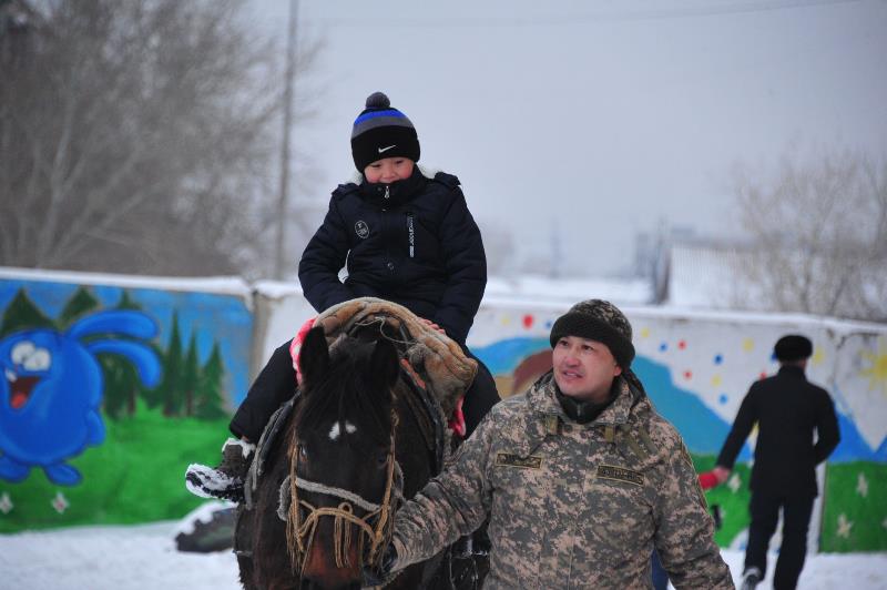 Ледовый городок построили военнослужащие в Семее