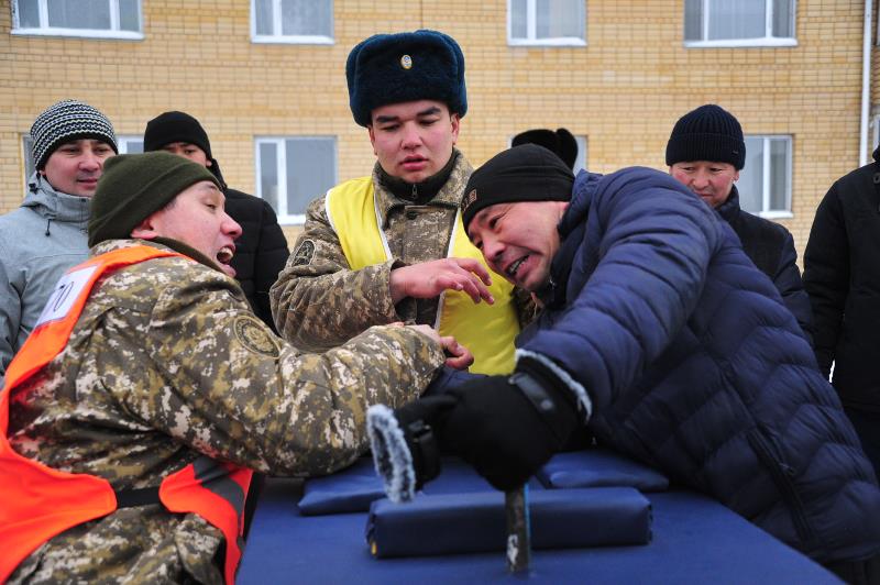 Ледовый городок построили военнослужащие в Семее