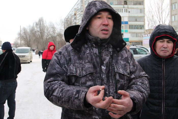 Автовладелец Арман задался вопросом, зачем платить утильсбор при покупке, если по закону оплата происходит только после оказания услуг.