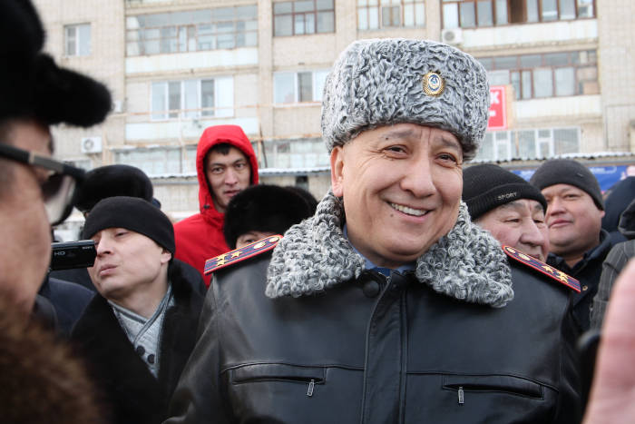 Жанболат Жаншин (начальник управления административной полиции ДП) на встрече с митингующими 28 января 2019 года пытался разрядить ситуацию.