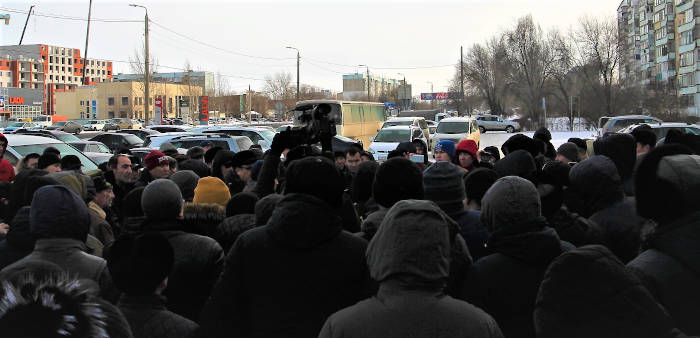 На акцию протеста собрались около 200 митингующих. На встречу приехали автовладельцы из Казталовки, Чапаево, Аксая и других районов.