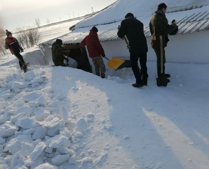 Дома в пригородных селах Семея занесло снегом по крышу. 