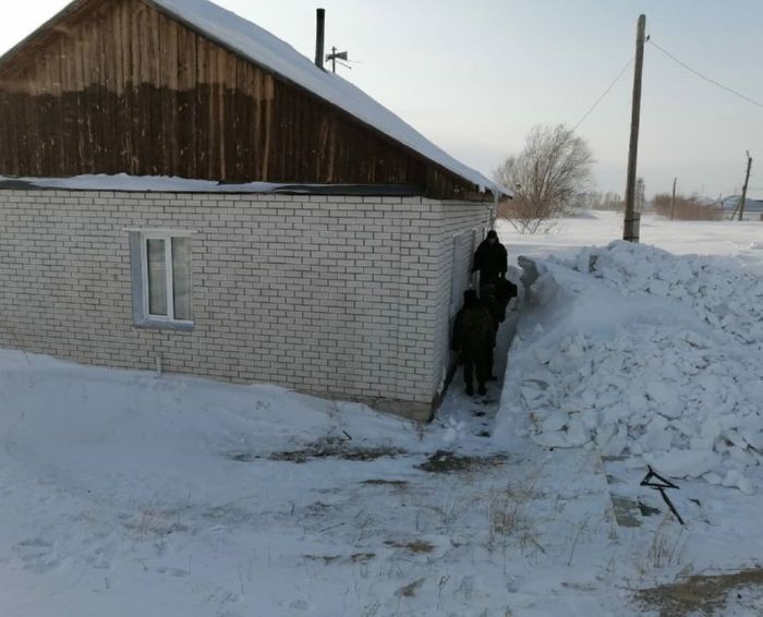 Дома в пригородных селах Семея занесло снегом по крышу. 