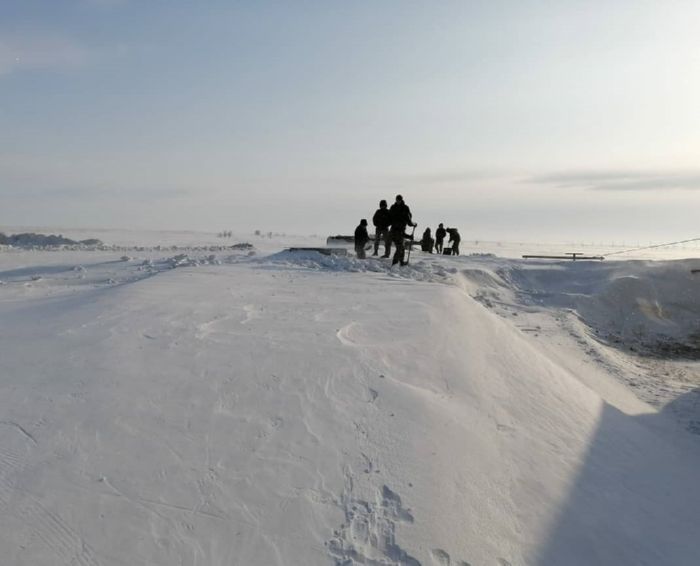 Дома в пригородных селах Семея занесло снегом по крышу. 