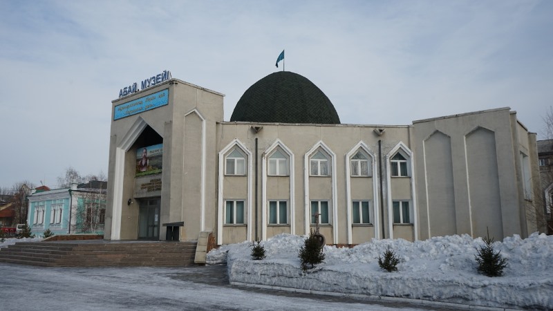 К 175-летию Абая открылась выставка школьных работ в Семее