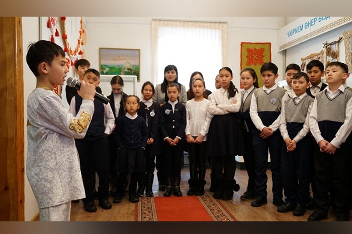 К 175-летию Абая открылась выставка школьных работ в Семее