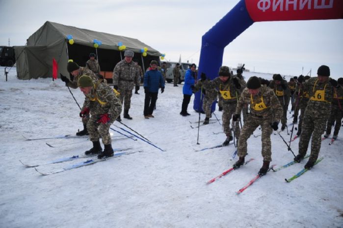 Около 300 военнослужащих встали на лыжи в Семее