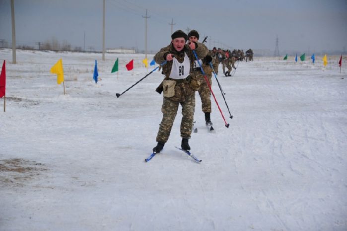 Около 300 военнослужащих встали на лыжи в Семее