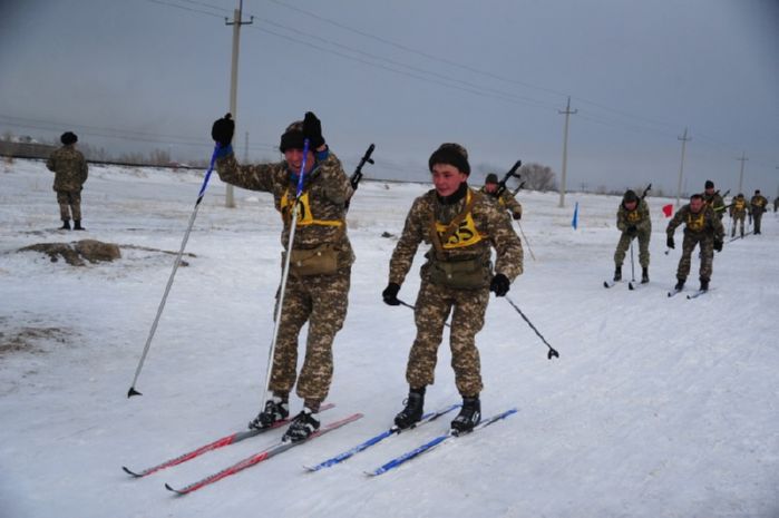 Около 300 военнослужащих встали на лыжи в Семее