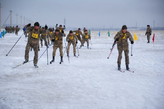 Около 300 военнослужащих встали на лыжи в Семее