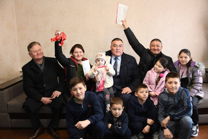 Многодетной семье погорельцев меценаты подарили дом