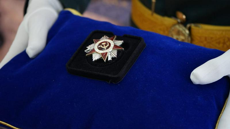 В Семее внучке солдата вручили удостоверение к ордену Отечественной войны