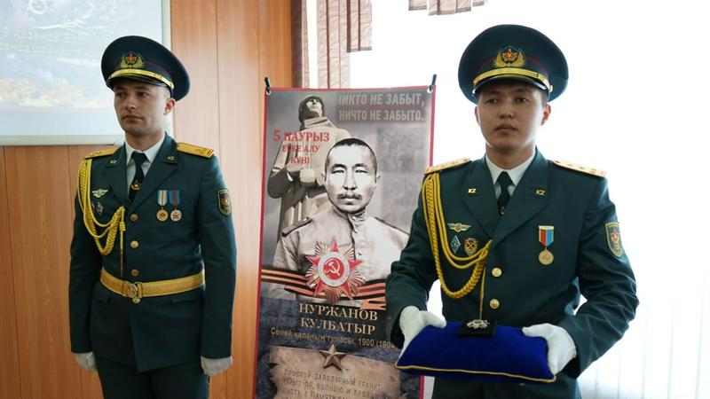 В Семее внучке солдата вручили удостоверение к ордену Отечественной войны