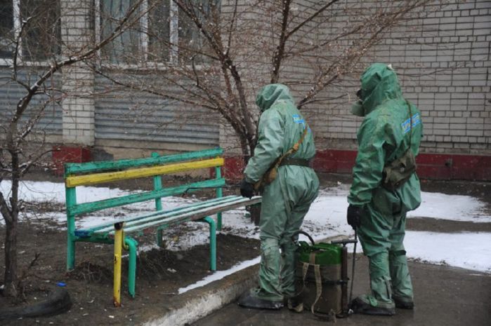В Семее проведена дезинфекция домов и магазинов от коронавируса