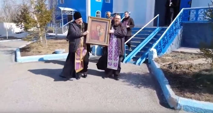 Казанская икона Божией Матери на самолете облетела Костанай, чтобы спасти регион от коронавируса