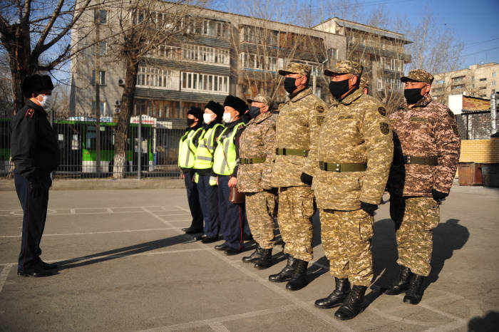 В Семее военнослужащие спасли человека из пожара и задержали преступника