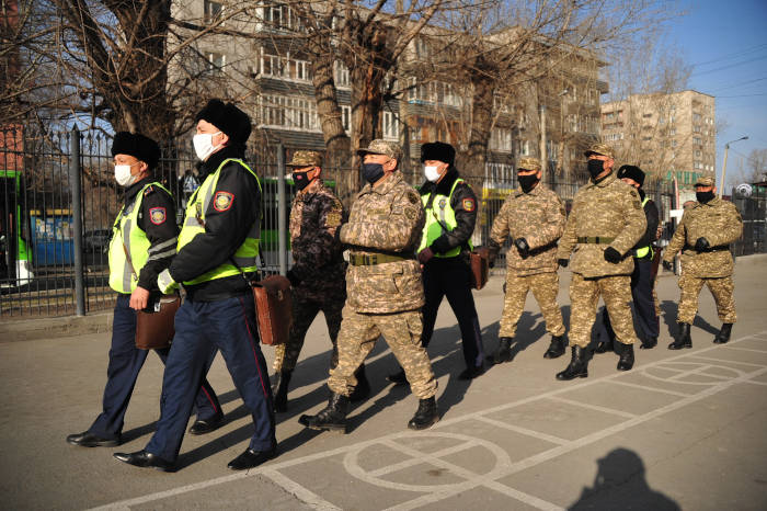 В Семее военнослужащие спасли человека из пожара и задержали преступника