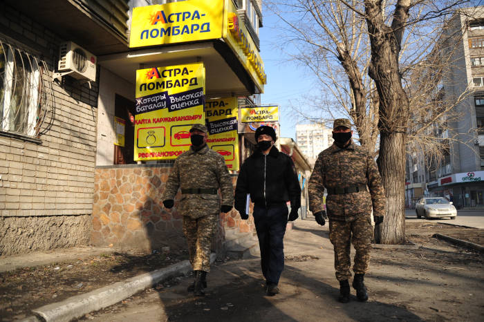В Семее военнослужащие спасли человека из пожара и задержали преступника