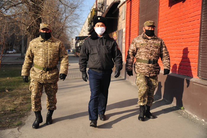 В Семее военнослужащие спасли человека из пожара и задержали преступника