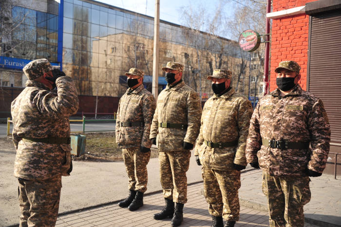 В Семее военнослужащие спасли человека из пожара и задержали преступника