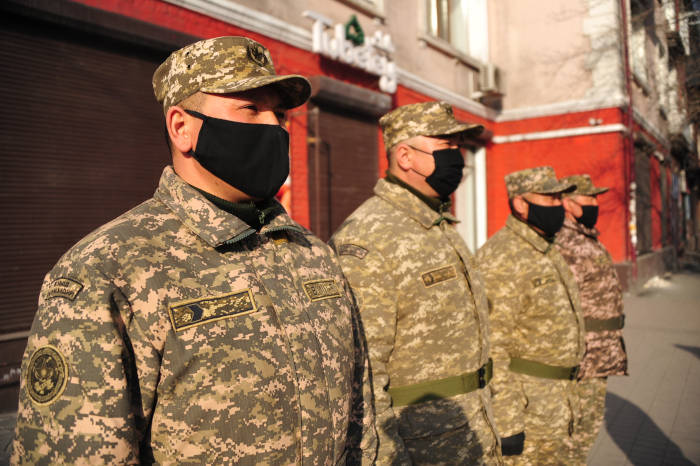 В Семее военнослужащие спасли человека из пожара и задержали преступника