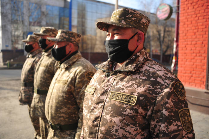 В Семее военнослужащие спасли человека из пожара и задержали преступника