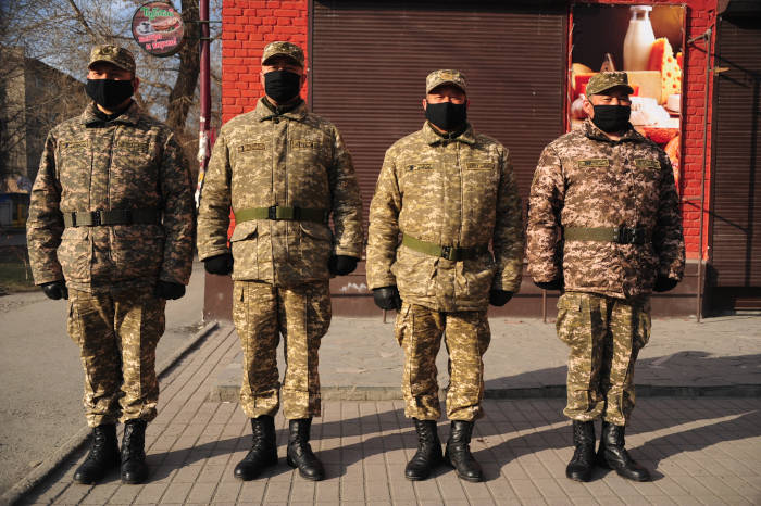 В Семее военнослужащие спасли человека из пожара и задержали преступника