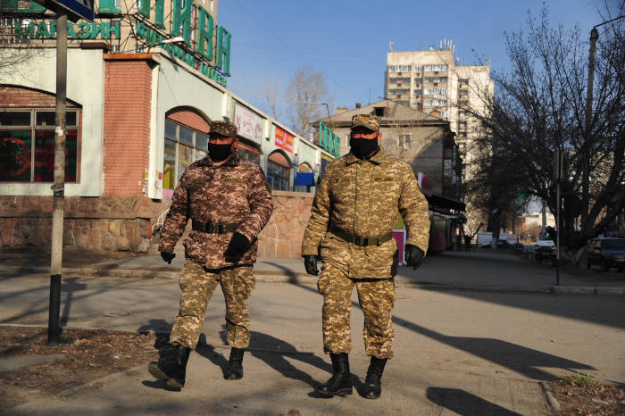 В Семее военнослужащие спасли человека из пожара и задержали преступника