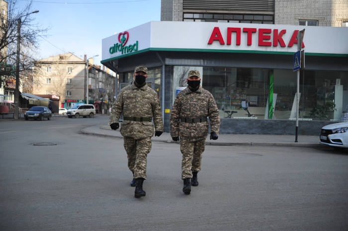 В Семее военнослужащие спасли человека из пожара и задержали преступника