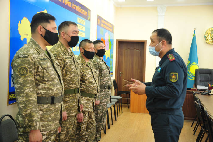 В Семее военнослужащие спасли человека из пожара и задержали преступника