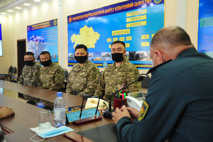 В Семее военнослужащие спасли человека из пожара и задержали преступника