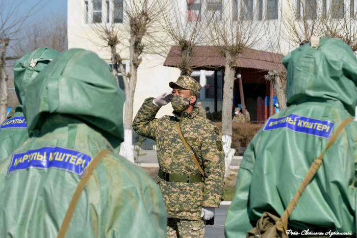 Военнослужащие продезинфицировали свыше 140 тыс. кв.м. в Семее 