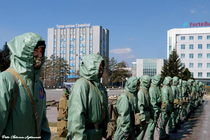 Военнослужащие продезинфицировали свыше 140 тыс. кв.м. в Семее 
