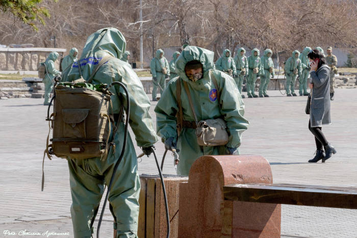 Военнослужащие продезинфицировали свыше 140 тыс. кв.м. в Семее 