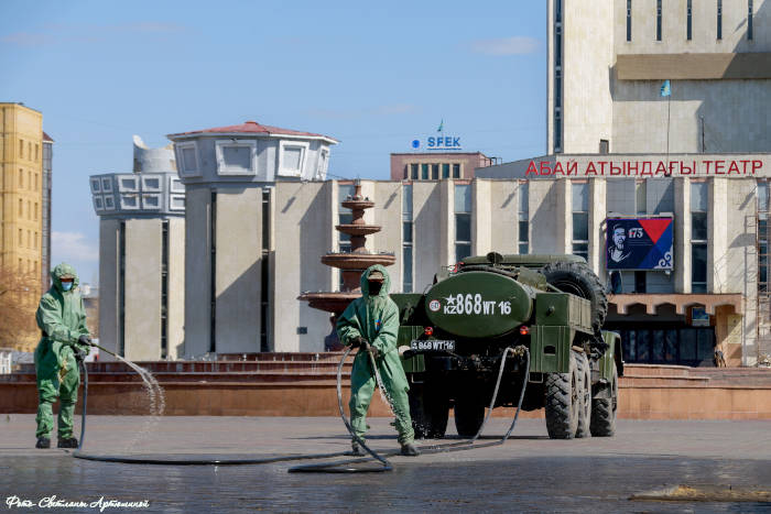 Военнослужащие продезинфицировали свыше 140 тыс. кв.м. в Семее 