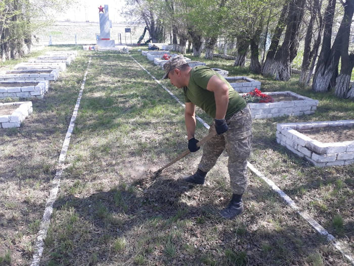 Уборку памятников и воинских захоронений провели военнослужащие РгК «Восток»