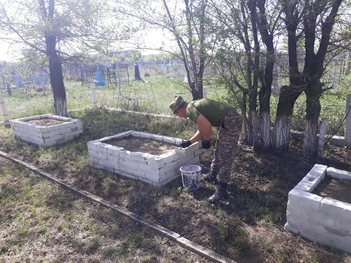 Уборку памятников и воинских захоронений провели военнослужащие РгК «Восток»